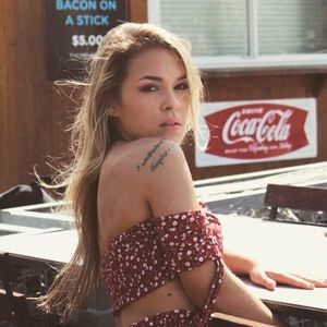 Meet your Posher, Caitlin